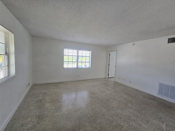 305 NE 16th St B8, Fort Lauderdale FL 33304