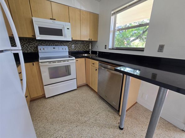 305 NE 16th St B8, Fort Lauderdale FL 33304