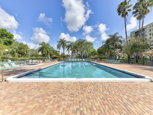 2205 S Cypress Bend Dr 505, Pompano Beach FL 33069