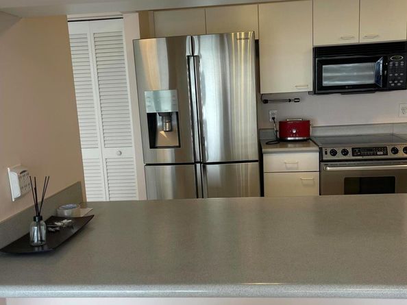 17700 N Bay Road 702, Sunny Isles Beach FL 33160