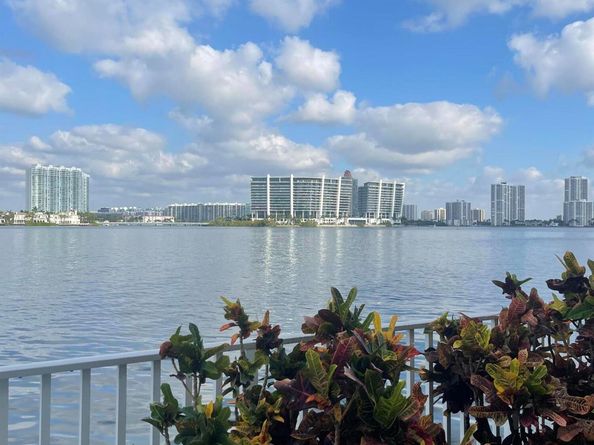 17700 N Bay Road 702, Sunny Isles Beach FL 33160