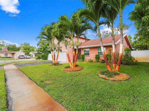 7527 SW 7th Court, North Lauderdale FL 33068