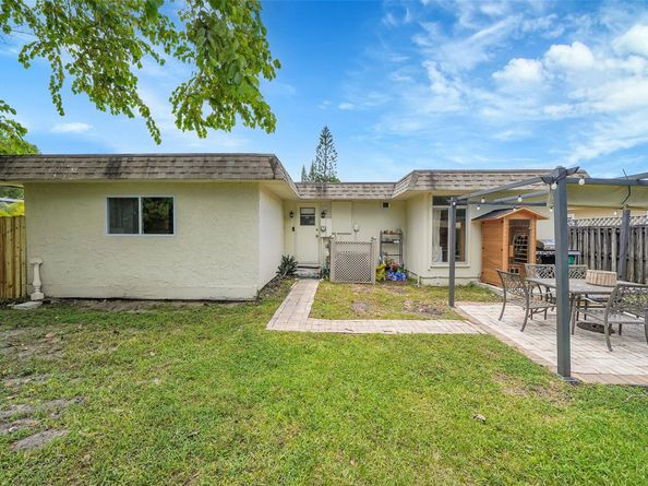 7904 NW 74th Ter, Tamarac FL 33321