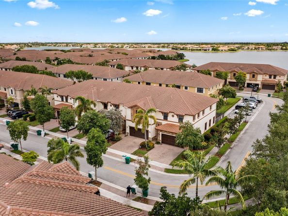 9573 Town Parc Cir S, Parkland FL 33076