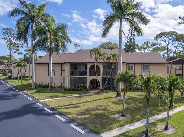 405 Pine Glen Lane D2, Greenacres FL 33463
