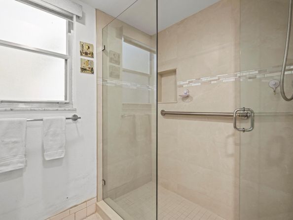 3871 Via Poinciana 104, Lake Worth FL 33467
