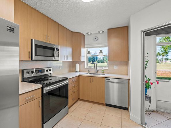 3871 Via Poinciana 104, Lake Worth FL 33467
