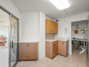 3871 Via Poinciana 104, Lake Worth FL 33467