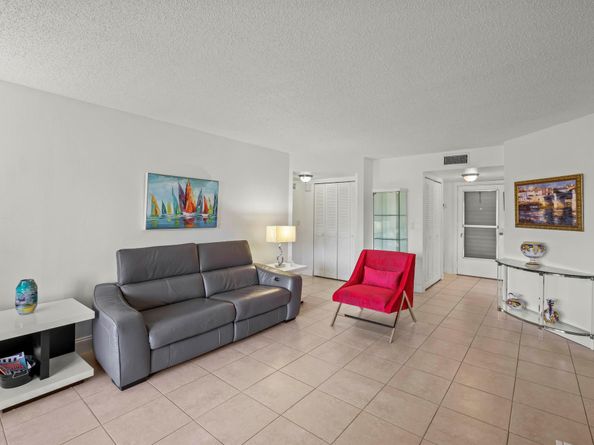 3871 Via Poinciana 104, Lake Worth FL 33467