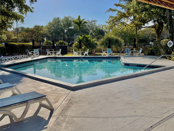 3013 N Oakland Forest Dr 108, Oakland Park FL 33309