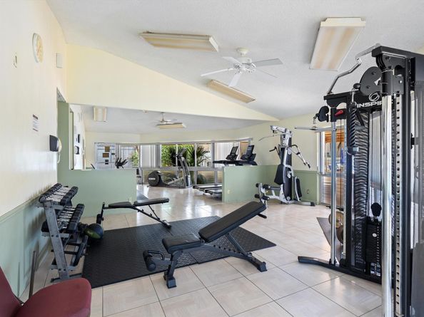 421 NE 14th Ave 302, Hallandale Beach FL 33009