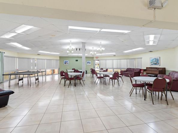 421 NE 14th Ave 302, Hallandale Beach FL 33009