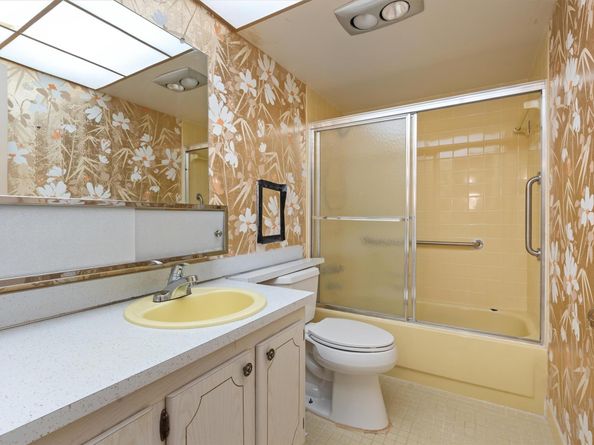 421 NE 14th Ave 302, Hallandale Beach FL 33009