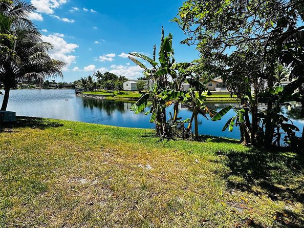 8988 Palm Tree Ln 8988, Hollywood FL 33024