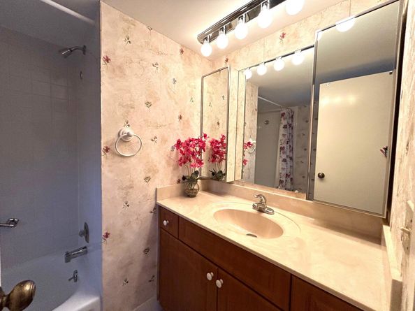 3951 Via Poinciana 412, Lake Worth FL 33467