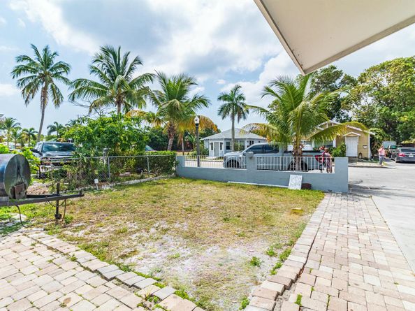 513 El Vedado, West Palm Beach FL 33405