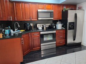 130 SE 10th St, Deerfield Beach FL 33441