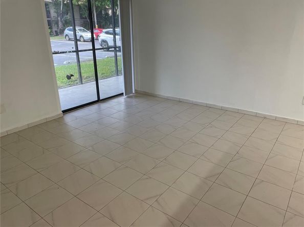 771 NE 199th St 105, Miami FL 33179