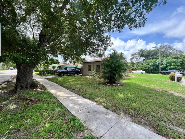 702 Fernwood Drive, West Palm Beach FL 33405