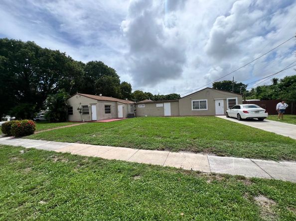 702 Fernwood Drive, West Palm Beach FL 33405