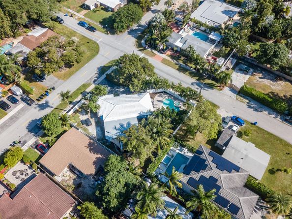 832 NE 16th Pl, Fort Lauderdale FL 33305