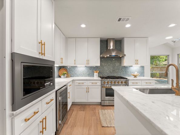 4 N Autumnwood Way, The Woodlands TX 77380