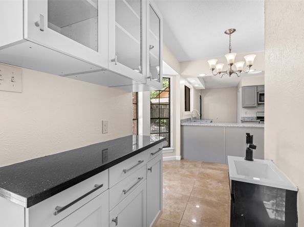 5 Cat Feet Court, The Woodlands TX 77381