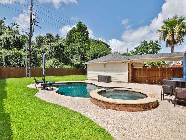 18427 Lakeview Circle, Houston TX 77084