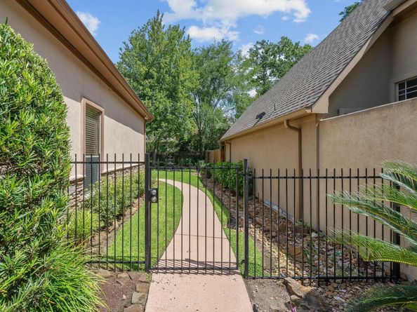 102 W Racing Cloud Court, The Woodlands TX 77381