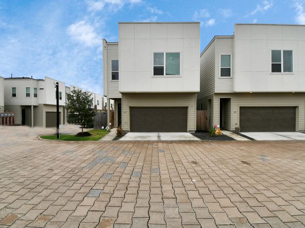 619 Thornton Oaks Lane, Houston TX 77018