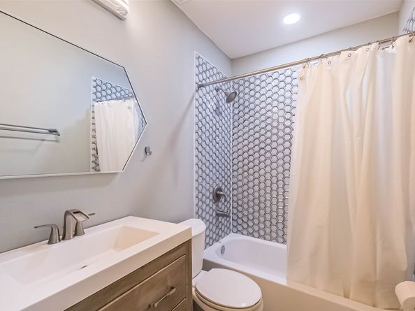 4515 Briar Hollow Place Place 307, Houston TX 77027