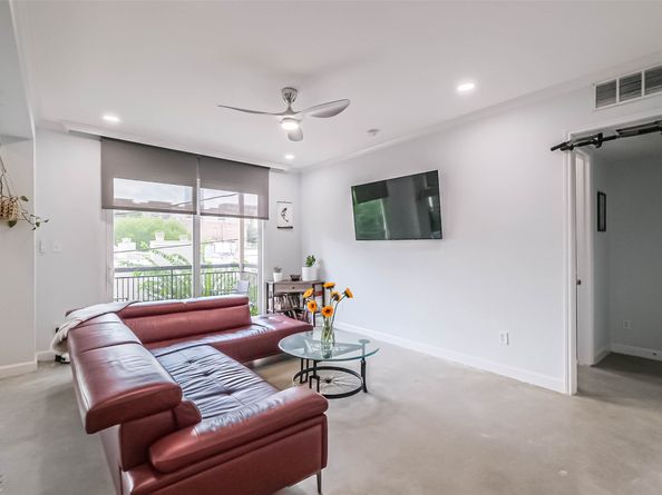 4515 Briar Hollow Place Place 307, Houston TX 77027