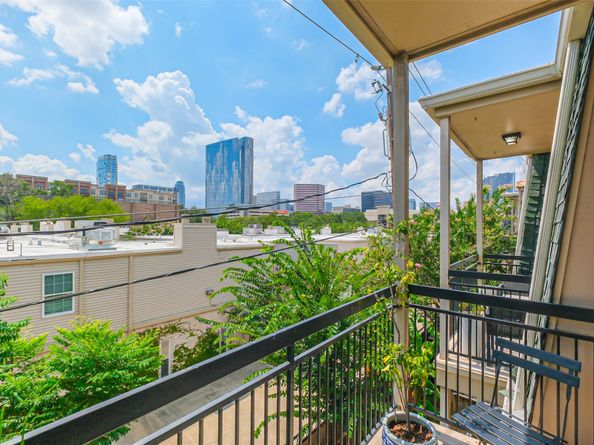 4515 Briar Hollow Place Place 307, Houston TX 77027
