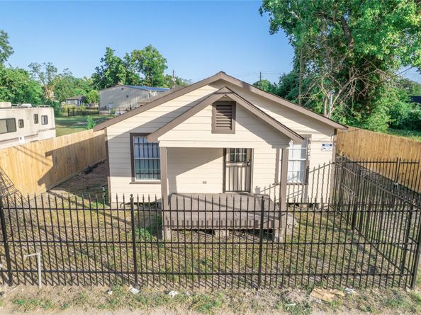 1051 W Little York Road, Houston TX 77091