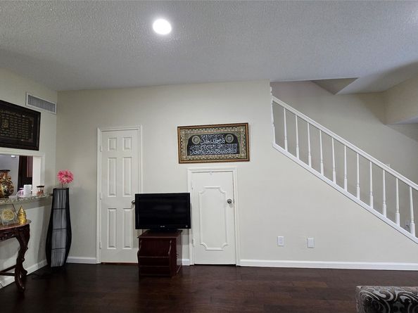 1805 Stoney Brook Drive 103, Houston TX 77063