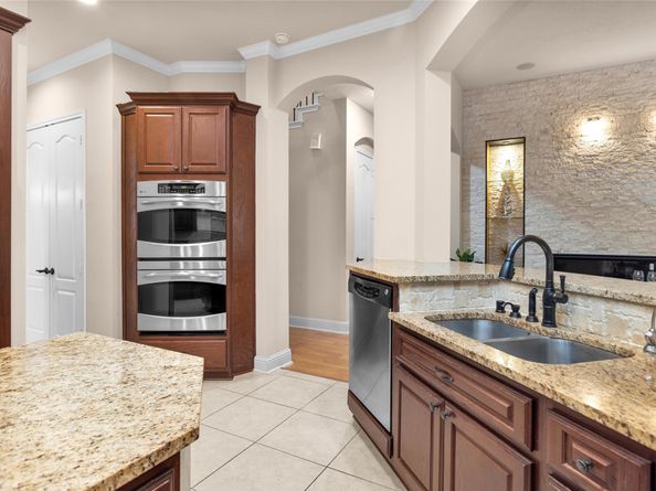 1904 Cliff Manor Drive, Conroe TX 77304
