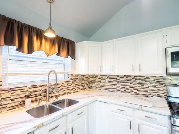 16039 Surrey Woods Drive, Friendswood TX 77546