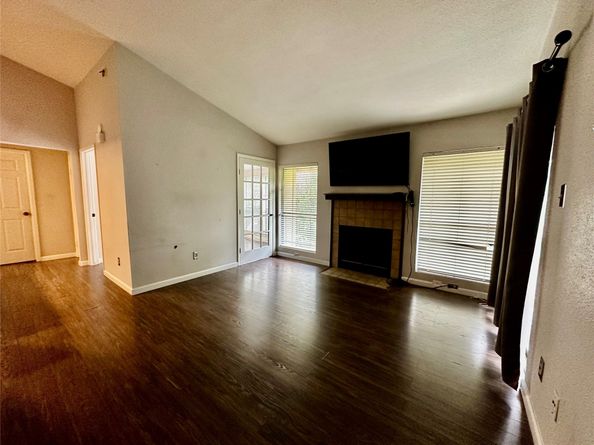 1881 BERING Drive 64, Houston TX 77057