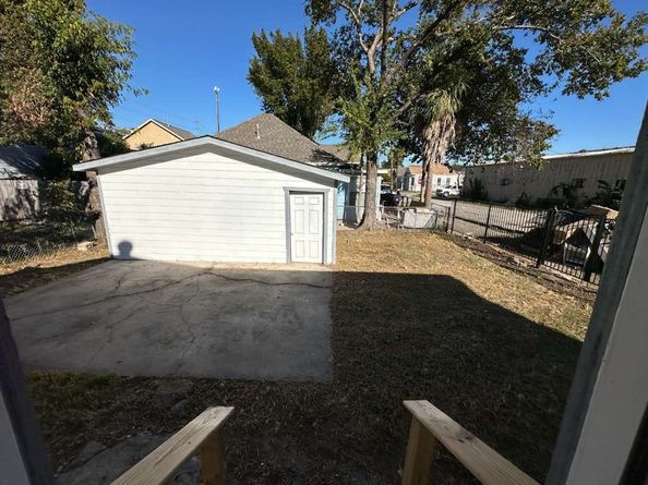 1912 Gentry Street, Houston TX 77009