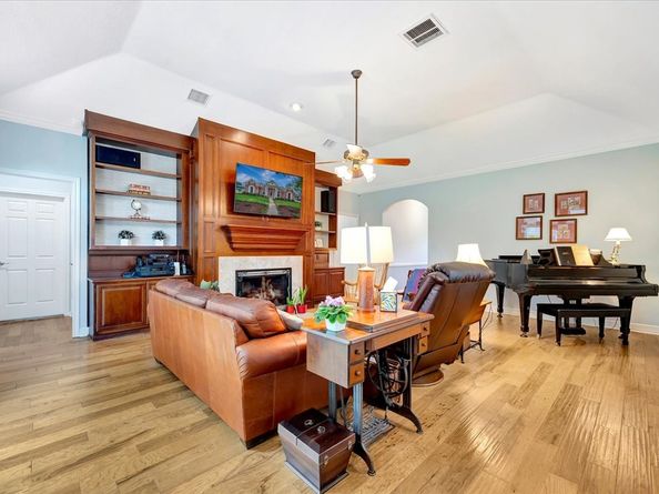 2010 Woodland Haven Road, Houston TX 77062