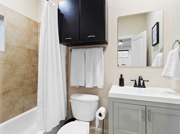 5610 Kiam Street D, Houston TX 77007