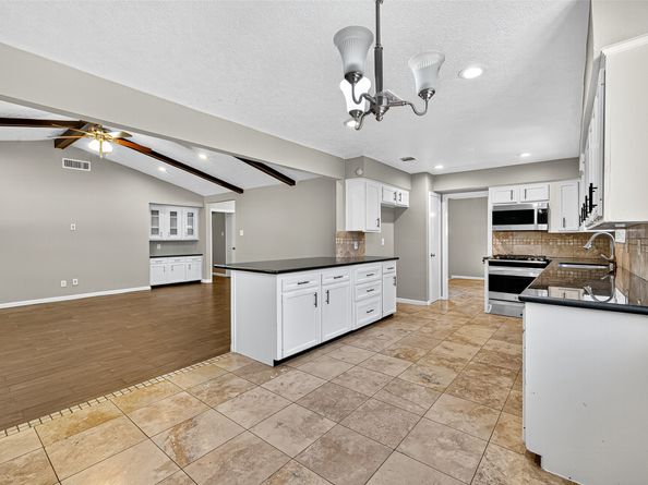 7618 Twin Hills Drive, Houston TX 77071