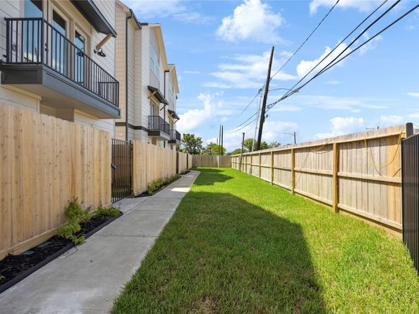 2806 Mills Street, Houston TX 77026