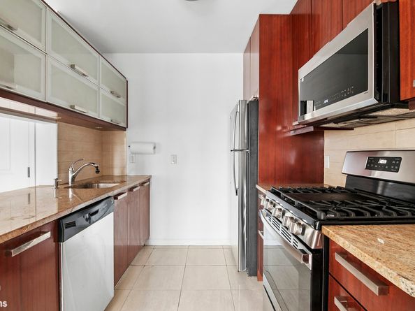 33-30 61st Street 306, Queens NY 11377