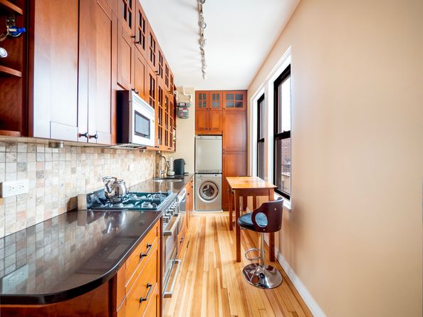 28 West 69th Street 8B, New York NY 10023