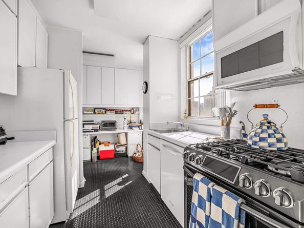 500 East 83rd Street 11B, New York NY 10028