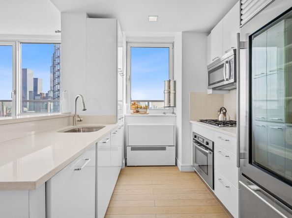 635 West 42nd Street 40F, New York NY 10036