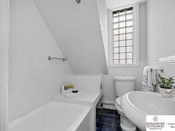 87 Holworthy St 3, Cambridge MA 02138