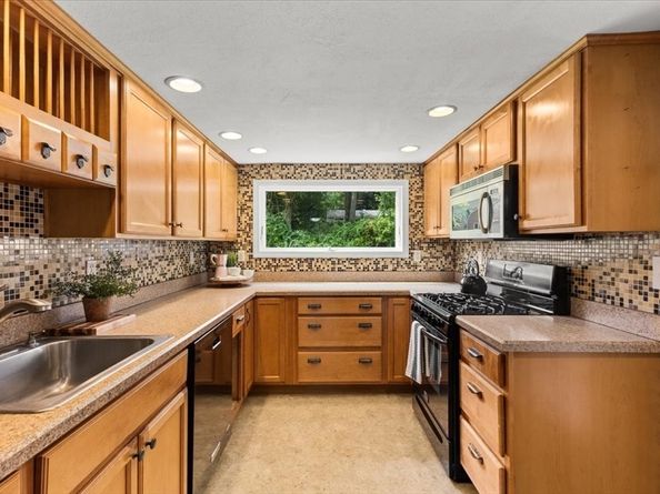 83 River Rd, Norfolk MA 02056