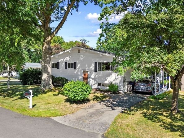 14 Richard Rd, Medway MA 02053